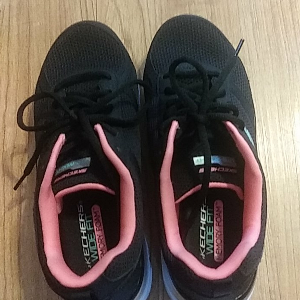 Skechers wide fit memory foam tennis shoes women's